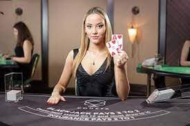 Meja baccarat dengan kartu dan statistik permainan real-time